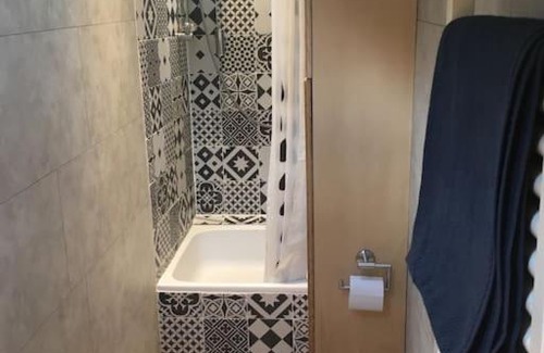 Orangerie Boat Rental | Captain's cabin: Cosy flat on a house boat