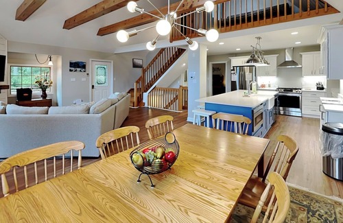 McHenry House | Captain's Cabin | Hot Tub, 5 Mins to Wisp Resort!
