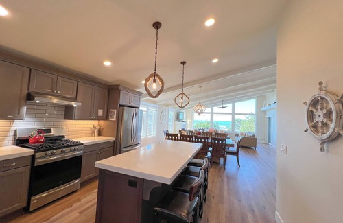 Arch Cape House | Captain's House ~ amazing ocean view, 2 min walk to beach, near Cannon Beach