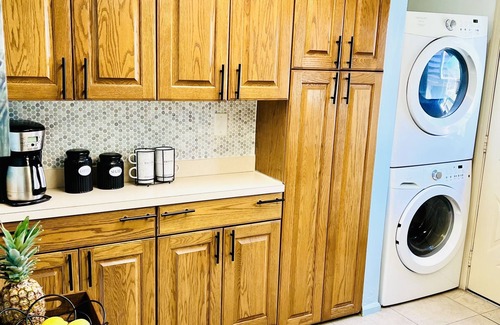 Northeast Virginia Beach House | Captain's Mansion 8bdrm/18guests vacation gem steps to beach