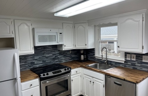 Northeast Virginia Beach House | Captain's Mansion 8bdrm/18guests vacation gem steps to beach