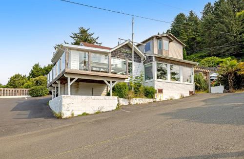 Depoe Bay House | Captain's Quarters and Cabins