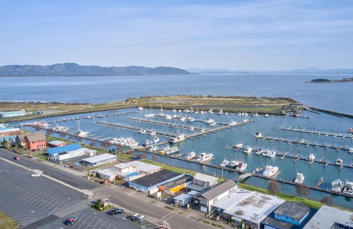 Ilwaco Condo | Captain's Quarters - on the Port of Ilwaco.