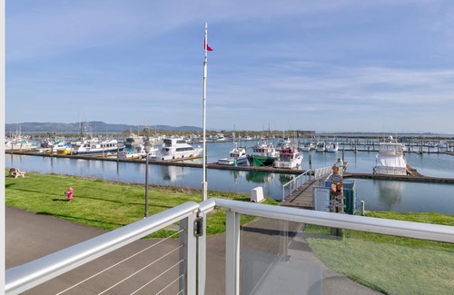Ilwaco Condo | Captain's Quarters - on the Port of Ilwaco.