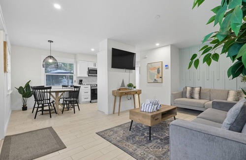 Ilexhurst House | Captain's Quarters! Bungalow steps from the beach!