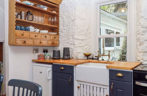 Brixham Cottage | CAPTAINS COTTAGE, pet friendly, with open fire in Brixham