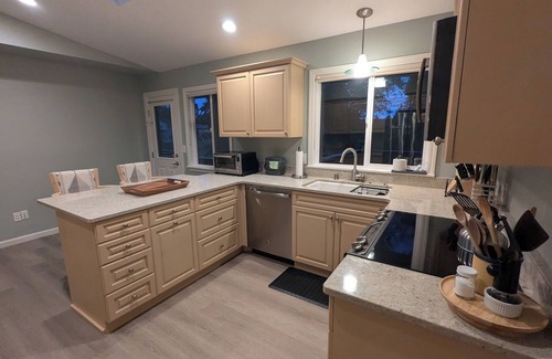 Langley House | Captains Quarters - 4 bdrm, newly remodeled - walk to the beach
