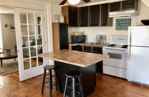 Port Colborne Cottage | Captains Quarters - charming Canal front guest cottage .