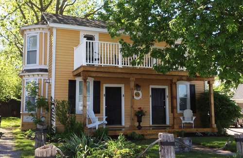 Port Colborne Cottage | Captains Quarters - charming Canal front guest cottage .