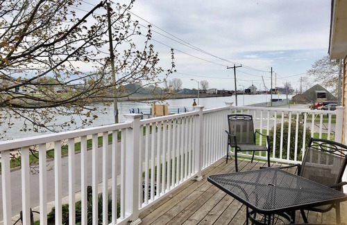Port Colborne Cottage | Captains Quarters - charming Canal front guest cottage .
