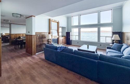Clinton Villa | Captain’s Quarters