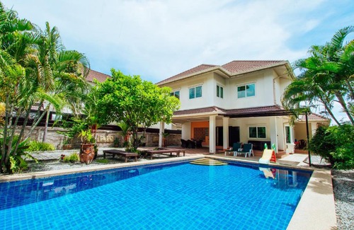 Nong Prue Villa | Captivating 3-Bed Villa in Muang Pattaya