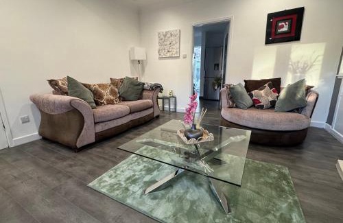 Hamilton House | Captivating 3 bedroom home with conservatory