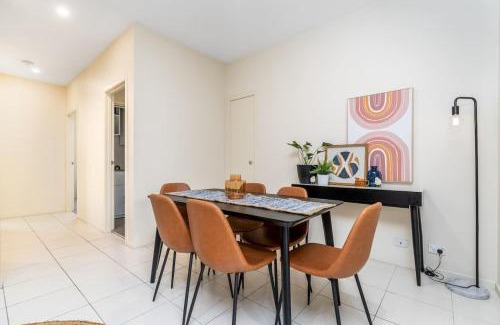 Lyneham Apartment | Captivating 3BR 2BA APT close to Shopping - Hosted by Canstay