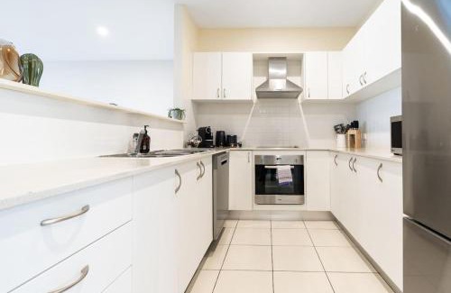 Lyneham Apartment | Captivating 3BR 2BA APT close to Shopping - Hosted by Canstay