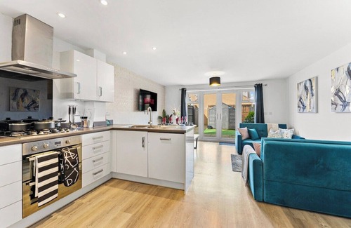 Patchway House | Captivating 4 bed House - Parking - Sleeps 14