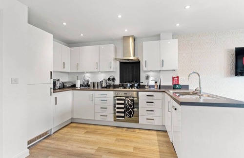 Patchway House | Captivating 4 bed House - Parking - Sleeps 14
