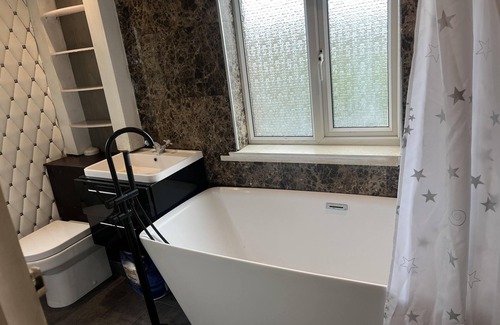 Stanley House | Captivating 4-bed House in Wakefield