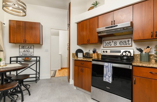 West Linn House | Captivating and Charming Retreat, Game Rooms, Pool Table, Pop a Shot, Foosball, 20 Min to Portland