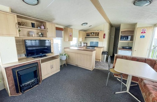 Clacton-on-Sea House | Caravan for hire at St Osyth Beach Holiday Park in Essex ref 28107Y