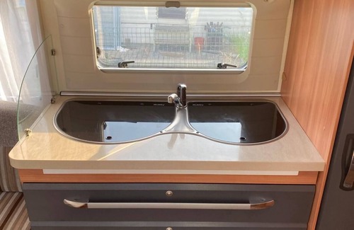 Viane House | Caravan for rent by pond - enjoy nature, peace and quiet!