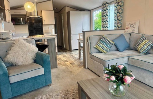Holcot Cabin | Caravan in Holcot - Sleeps 6 - Pet Friendly