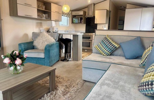 Holcot Cabin | Caravan in Holcot - Sleeps 6 - Pet Friendly