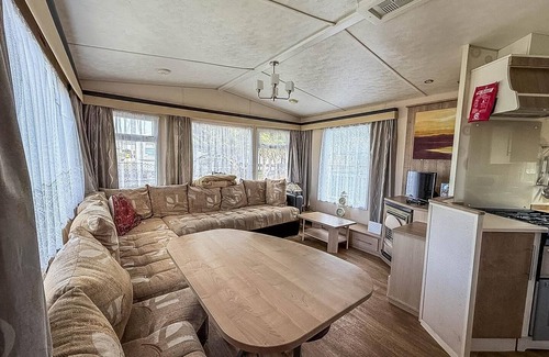 Beckingham House | Caravan with decking & free WiFi at Steeple Bay ref 36051D