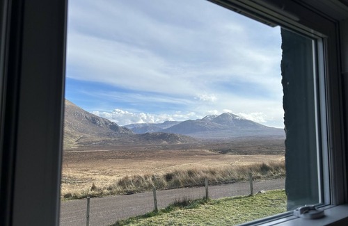 Oldshoremore Cottage | Carbreck - Comfortable Shepherd's House In Beautiful Scenic surroundings.
