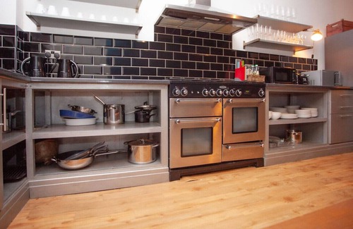 Butetown Apartment | Cardiff Bay Work Week Retreat | Contractor Accommodation | 4-12 Professionals