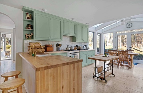 Rhinebeck House | Cardinal Crossing: Stylish & Spacious Hudson Valley Getaway with Heated Saltwate