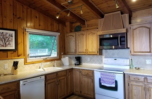 Algonquin Highlands Cottage | Cardinal Pines Luxury Lakefront Cottage by Beautiful Halls Lake!