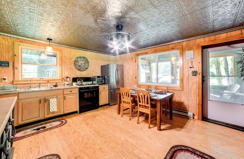Pittsfield Cabin | ‘Cardinal Pines’ Cabin on 8 Acres - Dog Friendly!