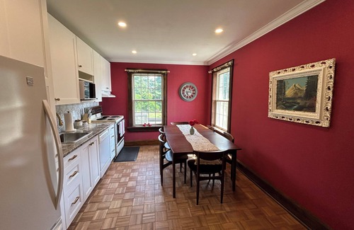 Guelph/Eramosa House | Cardinal Suite on Century Farm