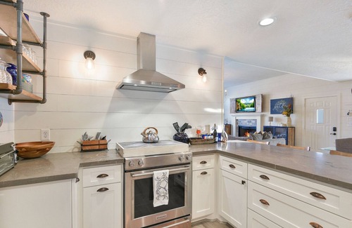 Galveston House | Cargo Lift-Pet Friendly-GreenLight Fishing-Kayaks-Private Boat Dock