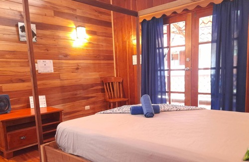 Manzanillo House | Caribbean Beach House, 3bedroom, 3 bath, A/C, pool, kitchen, 100m from the sea