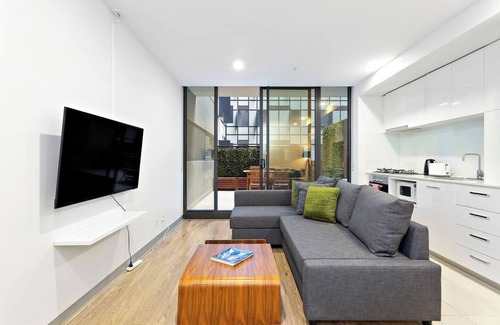 Carlton South Apartment | Carlton Delight Patio Abode near Queen Vic Market