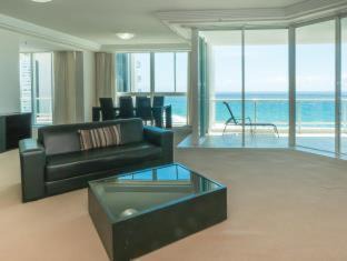 Broadbeach Apartment | Carmel by the Sea