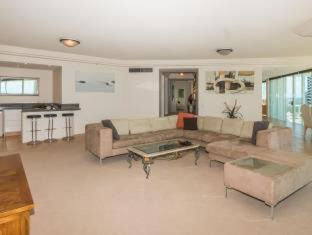 Broadbeach Apartment | Carmel by the Sea