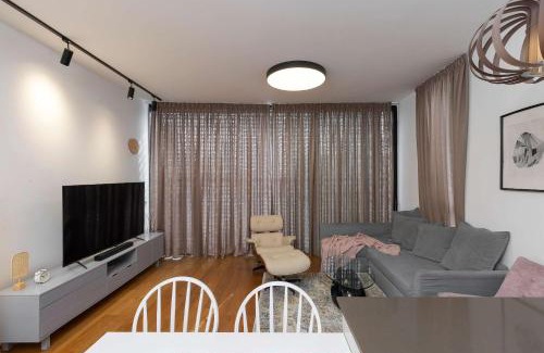 Tel Aviv City Center Apartment | Carmel Market Deluxe - Heart of Nahalat Binyamin, 5m to Beach, Sea View Balcony
