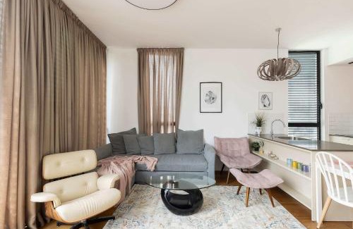 Tel Aviv City Center Apartment | Carmel Market Deluxe - Heart of Nahalat Binyamin, 5m to Beach, Sea View Balcony