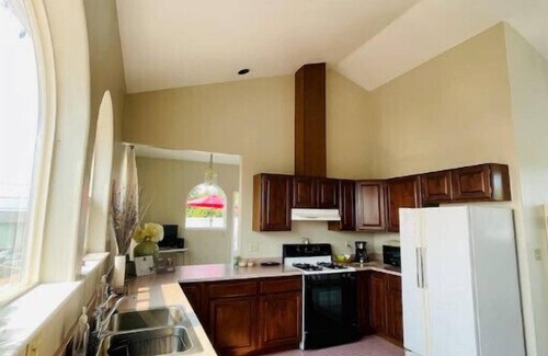 Arcata House | Carmela’s Penthouse in the heart of Arcata!