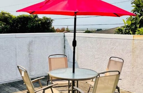 Arcata House | Carmela’s Penthouse in the heart of Arcata!