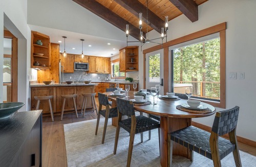 Cedar Flat Cabin | Carnelian Crest, modern 3BR cabin with hot tub - perfect Couples Retreat!