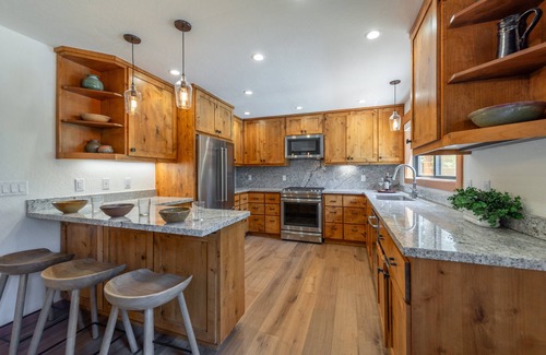 Cedar Flat Cabin | Carnelian Crest, modern 3BR cabin with hot tub - perfect Couples Retreat!
