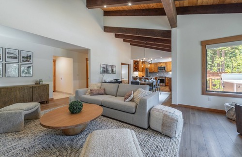 Cedar Flat Cabin | Carnelian Crest, modern 3BR cabin with hot tub - perfect Couples Retreat!