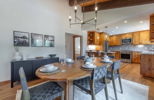 Cedar Flat Cabin | Carnelian Crest, modern 3BR cabin with hot tub - perfect Couples Retreat!