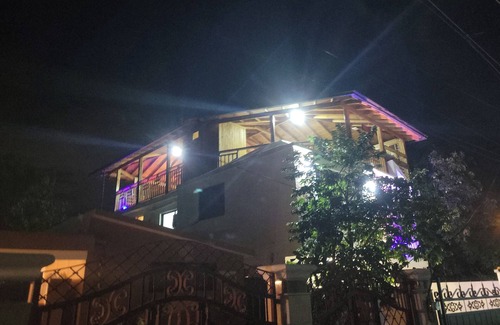 La Vega House | Carnival-Inspired Retreat with Valley Views – La Vega, DR