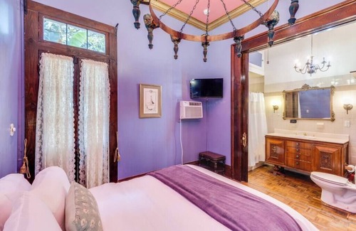 French Quarter Hotel | Carnival Royalty at Historic Guest House