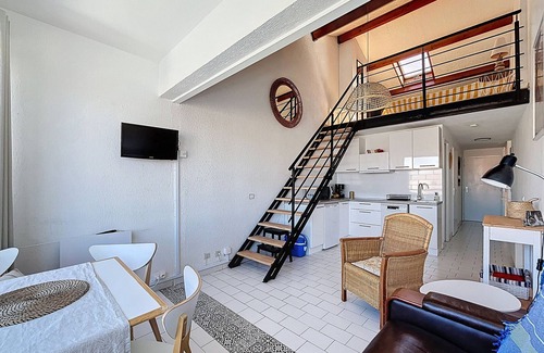 Carnon-Plage Apartment | CARNON - Cozy F2 Mezzanine on the harbor, renovated and well-equipped